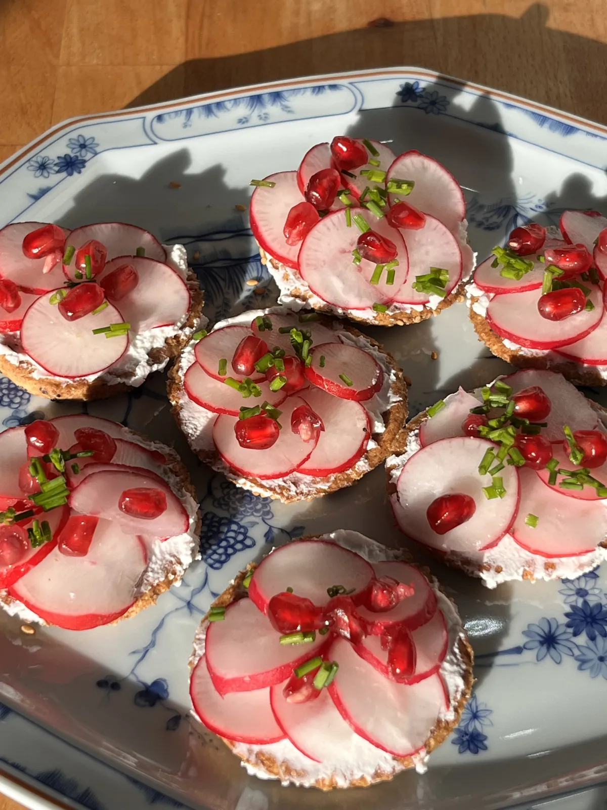 Bouchées croquantes chèvre, radis, grenade, recette minceur de Laurence